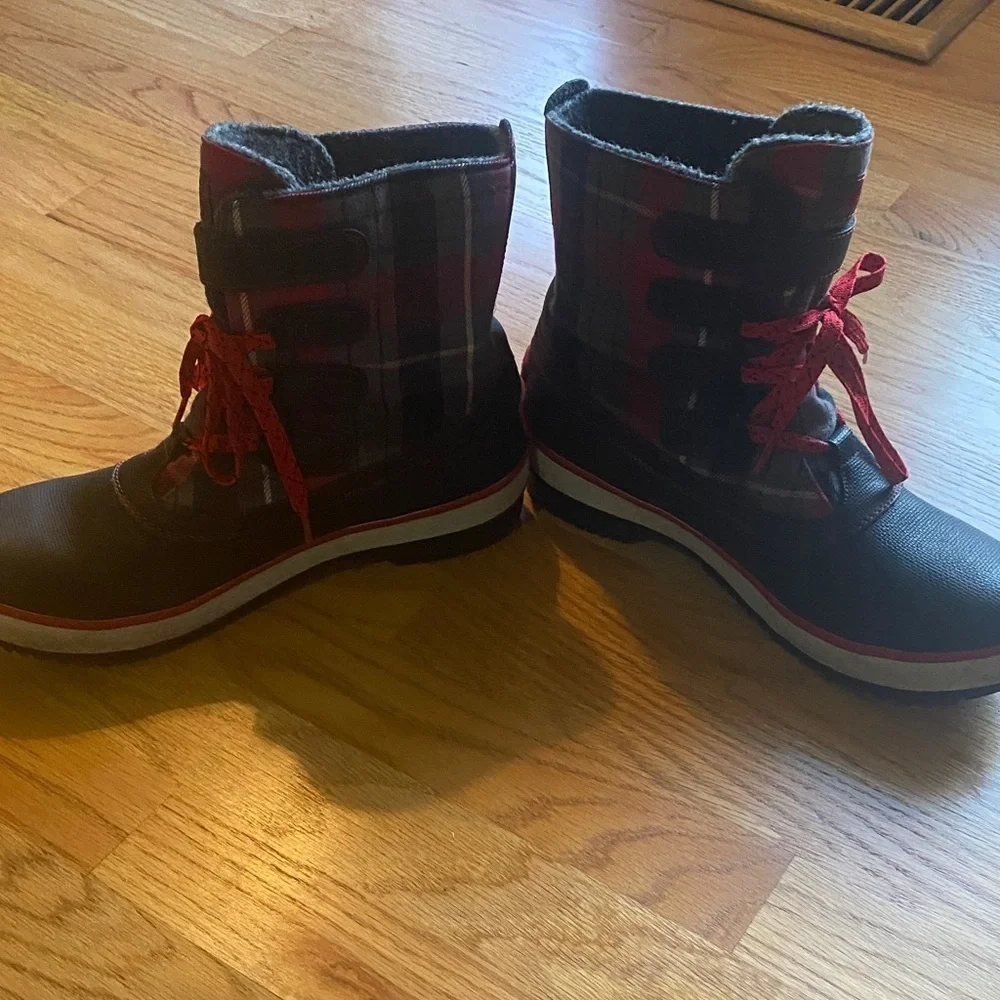 UGG Decatur  Boots in Black and Red Plaid